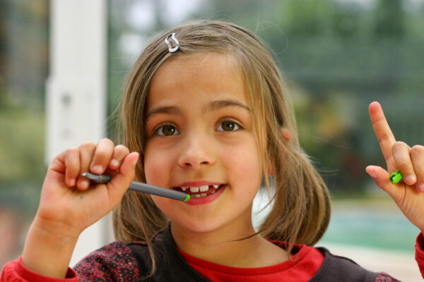 lever le doigt avec le sourire